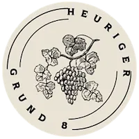 Ein kreisförmiges Logo mit einer Weinrebe, Trauben und Blättern, beschriftet mit 'Heuriger Grund 8'. Das Design ist in Schwarz-Weiß mit einem kreisförmigen Rand.