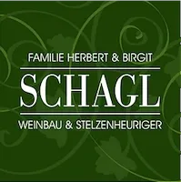 Ein grünes Plakat mit weißem Text, der 'Familie Herbert & Birgit Schagl Weinbau & Stelzenheuriger' lautet. Das Plakat hat einen grünen Hintergrund mit weißen Wirbeln und Kleeblättern.