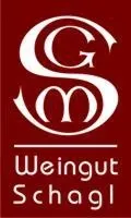 Das Logo für Weingut Schlagl, mit einem stilisierten 'G' und 'M' in der Mitte eines Weinglases, auf rotem Hintergrund.