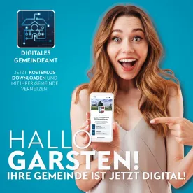Eine Frau hält ein Smartphone, lächelt und zeigt auf den Bildschirm. Der Bildschirm zeigt eine digitale Gemeinschafts-App. Das Logo der App ist oben links angezeigt. Der Hintergrund ist blau mit weißem Text.