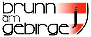 Das Logo für 'Brunn am Gebirge' zeigt den Text in fetter schwarzer Schrift auf einem rot-weiß gestreiften Hintergrund. Der Wort 'Brunn' ist oben, 'am' in der Mitte und 'Gebirge' unten. Der Hintergrund besteht aus rot-weißen Streifen.