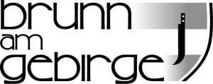 Ein Schwarz-Weiß-Bild mit den Worten 'brunn am gebirge' in stilisierter Schrift, mit einem markanten Emblem in der rechten Ecke.