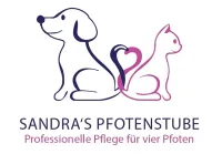 Ein Logo für Sandras Tierpflegedienst, mit einem Hund und einer Katze in Rosa und Blau, mit Text auf Deutsch und Englisch.