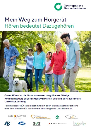 Ein Poster mit einer Familie und einem Hund, die in einem Park spazieren. Die Familie besteht aus einem älteren Mann, zwei Frauen, zwei Kindern und einem Mann in einem blauen Hemd. Der Text auf dem Poster lautet 'Mein Weg zum Hörgerät' und 'Hören bedeutet Dazwischenhören'. Der darunter stehende Text betont die Bedeutung des Hörens und der Kommunikation. Das Poster enthält auch Logos verschiedener Organisationen.