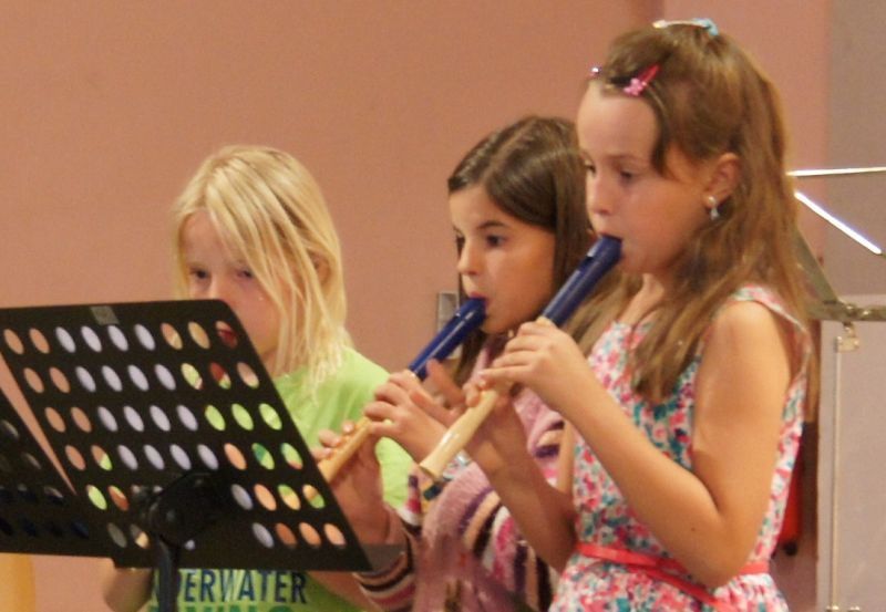 Bild enthält, Child, Female, Girl, Person, Face, Head, Musical Instrument, Flute