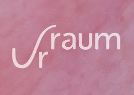 Ein rosa Hintergrund mit dem Wort 'raum' in weißer Schrift in einer stilisierten Schriftart. Die Buchstaben 'Sr' sind in das Design integriert.