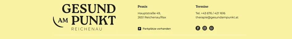 Ein gelbes Schild mit schwarzem Text. Es steht 'GESUND AM PUNKT REICHENAU'. Darunter befinden sich Details zur Praxis, einschließlich Adresse, Telefonnummer und E-Mail. Es gibt auch Symbole für Facebook, Instagram und eine andere Social-Media-Plattform.