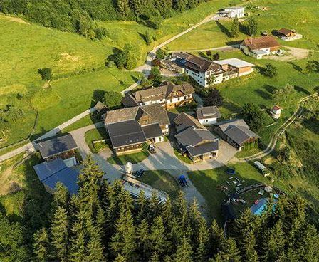 Bild enthält, Outdoors, Architecture, Building, Housing, Aerial View, House, Driveway