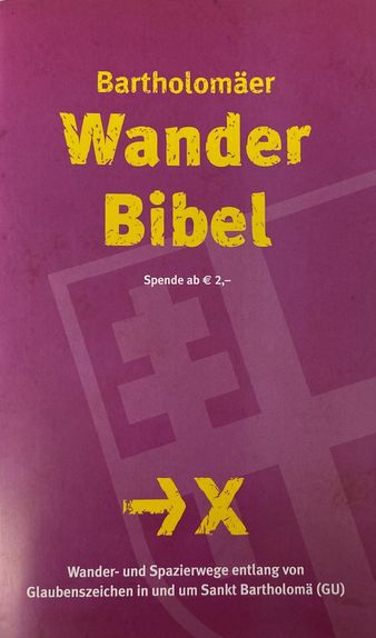 Ein rosa Poster mit gelbem Text, der 'Wander Bibel' besagt. Darunter befindet sich ein Spendenaufruf mit dem Text 'Spende ab € 2,-'. Im Hintergrund ist auch ein geometrisches Muster zu sehen.