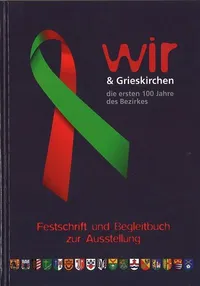 Ein Buchcover mit einem roten und grünen Band, dem Text 'Wir & Grieskirchen die ersten 100 Jahre des Bezirks' und einer Sammlung von Emblemen am unteren Rand.