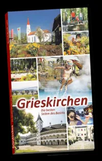Ein Reiseprospekt mit mehreren Bildern von Grieskirchen. Es zeigt eine Kirche, Kinder, die im Wasser spielen, einen Pool, ein Schloss und eine Frau mit einem Getränk.