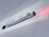 Eine Flugabwehrrakete mit einem roten Licht am Heck, das ein rotes Leuchten ausstrahlt.