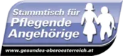 Blaues Schild mit einer weißen Silhouette von zwei Personen, die Händchen halten. Text lautet Stammtisch für Pflegende Angehörige. Webseite: www.gesundheit-oberoesterreich.at.