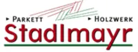 Logo für Parkett Holzwerk Stadlermayr, mit roten, grünen und weißen Farben. Der Name 'Parkett Holzwerk' ist über 'Stadlermayr'.