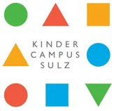 Ein weißer Hintergrund zeigt das Logo von Kinder Campus Sulz mit verschiedenen farbigen Formen. Es gibt sechs Formen: einen grünen Kreis, einen blauen Kreis, ein gelbes Quadrat, ein rotes Dreieck, ein blaues Rechteck und ein grünes Dreieck. Der Text lautet 'KINDER CAMPUS SULZ'.