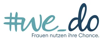 Das Bild zeigt ein Logo für eine Kampagne, '#WE.DO', das Frauen ermutigt, ihre Chancen zu nutzen. Der Text ist fett und in Blau und Grün gestaltet.