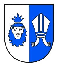 Ein heraldischer Schild mit einem blauen Löwen links und einem Bischofsstab rechts, beide in Blau und Weiß.
