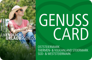 Eine Werbung für die Genuss Card, die eine Frau in einem rosa T-Shirt und einem Hut zeigt, die auf dem Gras mit einem Weinglas sitzt, vor einem grünen Hintergrund.