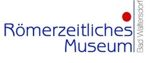 Das Bild zeigt das Logo des 'Römerzeitlichen Museums'. Es enthält einen blauen Textüberlagerung mit der Aufschrift 'Römerzeitliches Museum' und einem roten Punkt in der oberen rechten Ecke, sowie den Namen 'Bad Waltersdorf' in kleinerem Text darunter.