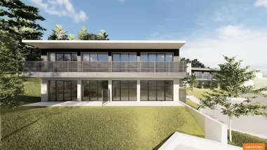 Ein modernes architektonisches Design eines zweistöckigen Hauses mit großen Glasfenstern, einer Terrasse und einem Gehweg. Es ist von einem grünen Rasen und Bäumen umgeben.