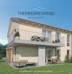 Ein modernes zweistöckiges Haus mit Balkon und Terrasse, umgeben von Grün, mit modernem architektonischem Design und klarem blauem Himmel im Hintergrund.