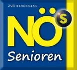 Ein blaues und gelbes quadratisches Bild mit dem Text 'NO Senioren' in großer gelber Schrift. Unten steht ein blauer Kreis mit einem weißen Punkt in der Mitte und einem schwarzen Buchstaben 'S' darauf. Der Hintergrund ist blau und gelb mit einem weißen Rand.