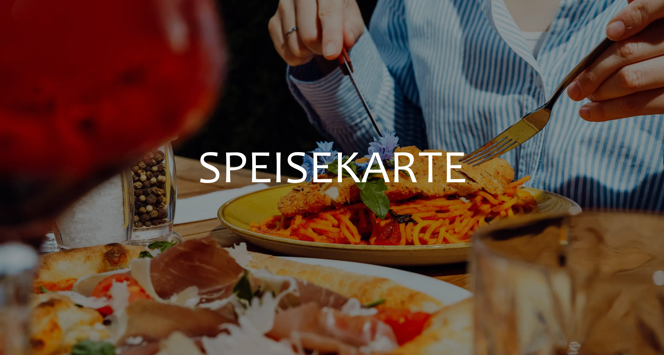 Eine Essensszene mit einem Gericht aus Pasta und Fleisch, mit Kräutern garniert. Eine Person benutzt eine Gabel und ein Messer zum Essen. Das Wort Speisekarte ist prominent im Bild angezeigt.