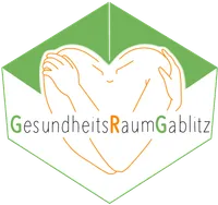 Logo für GesundheitsRaumGablitz, mit einem Herzsymbol, das von Händen geformt wird, vor einem grünen Dreieckshintergrund.