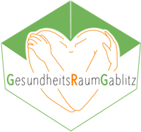 Logo für GesundheitsRaumGablitz, mit einem Herzsymbol, das von Händen geformt wird, vor einem grünen Dreieckshintergrund.