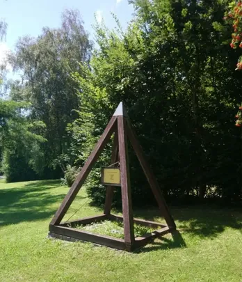 Furniture, Triangle, Grass, Plant, Stand