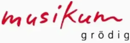 Roter Text auf weißem Hintergrund mit der Aufschrift 'musikum großdig', der Text ist stilisiert und künstlerisch, die Buchstaben sind leicht verschwommen und überschneiden sich