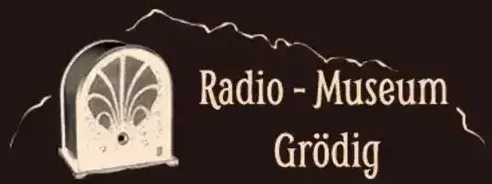 Auf einem schwarzen Hintergrund ist ein Vintage-Radio mit dekorativen Mustern zu sehen. Der Text 'Radio-Museum Grodig' ist in weißer Schrift über dem Radio zu sehen.