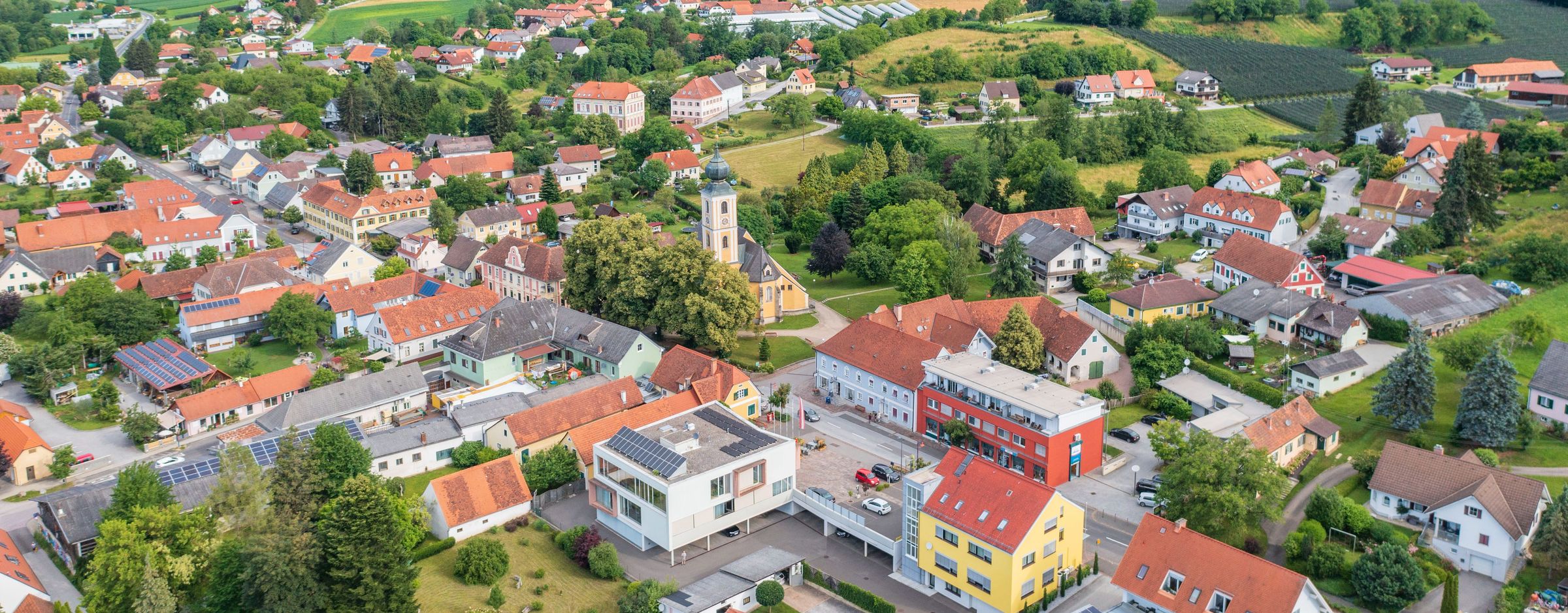 Bild enthält, Building, Outdoors, Cityscape, Urban, Nature, Countryside, Housing, Village, Aerial View, House