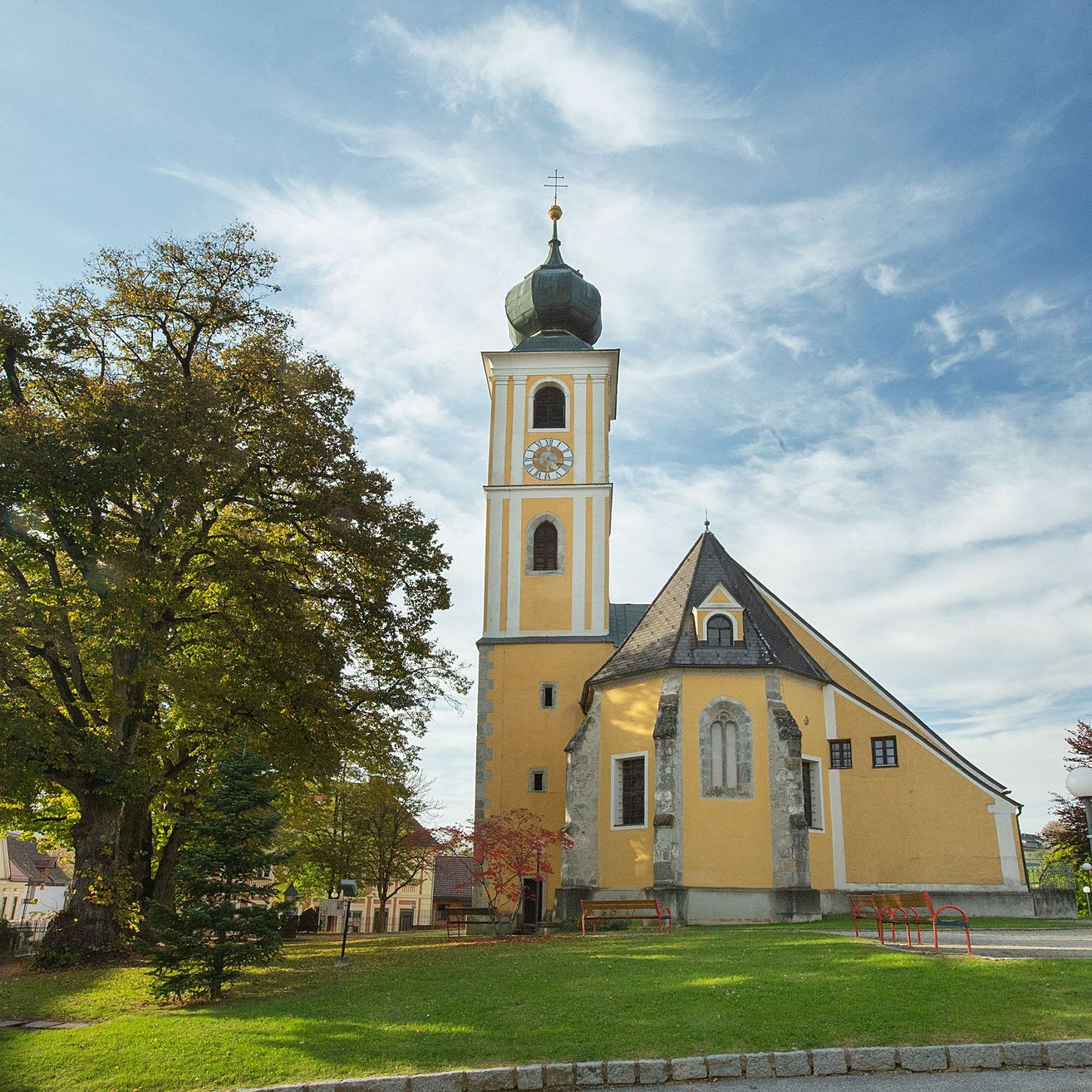 Bild enthält, Grass, Building, Clock Tower, Tower, Sign, Symbol, Spire, Bell Tower, Lawn, Gothic Arch