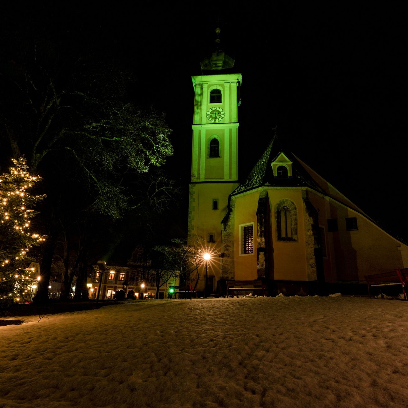 Bild enthält, Architecture, Building, Clock Tower, Tower, Plant, Tree, Fir, Spire, Bell Tower, Outdoors