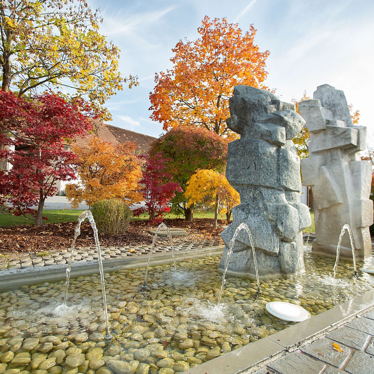 Bild enthält, Architecture, Fountain, Water, Path, Walkway, Plant, Tree, Flagstone, Autumn