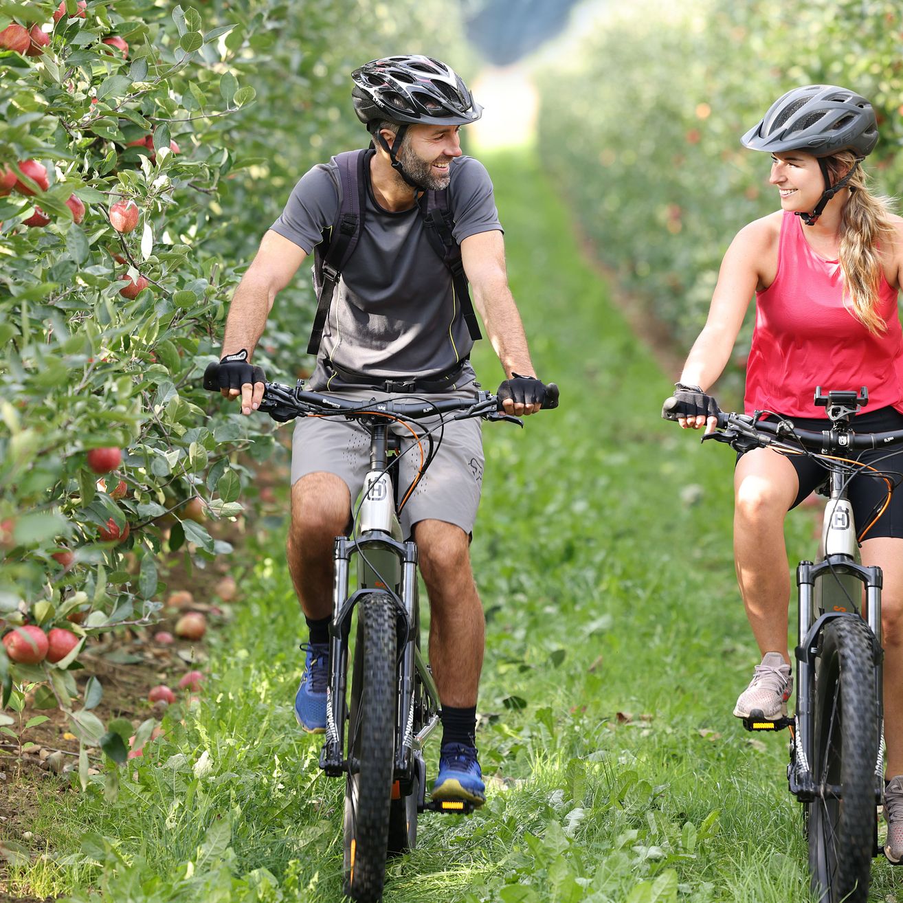 Bild enthält, Helmet, Adult, Male, Man, Person, Bicycle, Vehicle, Cycling, Wheel, Face