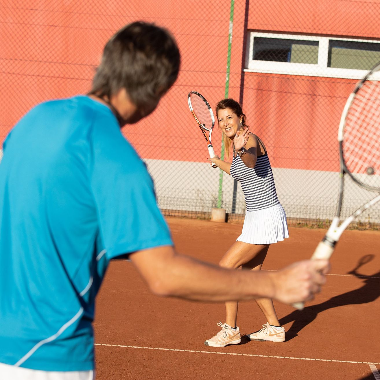 Bild enthält, Racket, Sport, Tennis, Tennis Racket, Person, Footwear, Shoe, Face, Head, Skirt