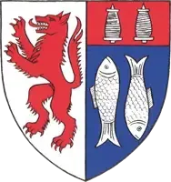 Das Bild zeigt ein Wappen, das in vier Teile geteilt ist: ein roter Löwe links, zwei Fische rechts und zwei Spindeln oben.