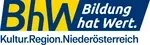 Das Bild zeigt das Logo von BhW mit einem blauen und gelben Hintergrund. Das Logo enthält den Text 'Bildung hat Wert' in weiß. Darunter befindet sich ein Slogan in schwarzem Text, der 'Kultur.Region.Niederosterreich' lautet.