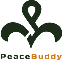Ein grünes Symbol, das aus zwei verflochtenen Formen besteht, die einer stilisierten Figur oder einem Emblem ähneln. Unter dem Symbol stehen die Wörter 'Frieden' und 'Buddy' in Orange.
