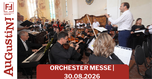 Eine Gruppe von Musikern spielt in einer Kirche, wobei ein Dirigent sie leitet. Die Musiker spielen verschiedene Instrumente, darunter Violinen, Violoncellos und Klaviere. Der Dirigent steht vor einem Notenständer, und das Publikum sitzt im Hintergrund. Das Bild hat einen Wasserzeichen mit dem Text 'ORCHESTER MESSE | 30.08.2026'.
