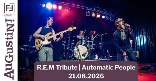 Eine Band tritt auf der Bühne auf, bestehend aus einem Gitarristen, einem Schlagzeuger und einem Sänger, unter einem Scheinwerferlicht. Die Bühne ist mit Musikinstrumenten und einer Kulisse ausgestattet. Der Text 'R.E.M Tribute | Automatic People 21.08.2026' ist unten angezeigt.