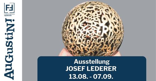 Ein kugelförmiges Objekt mit komplizierten Gravuren von Buchstaben und Wörtern, gehalten von einer Hand. Darunter steht der Text 'Ausstellung JOSEF LEDERER 13.08. - 07.09.' in Weiß auf blauem Hintergrund.