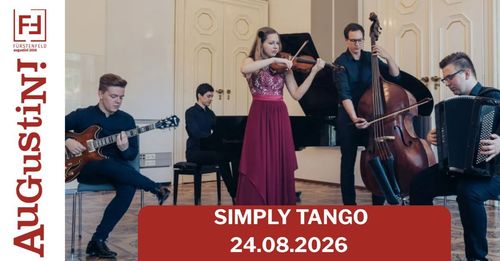 Eine Gruppe von Musikern spielt ein Tango-Stück. Eine Frau spielt Geige, während ein Mann Gitarre und ein anderer Mann Cello spielt. Die Aufführung findet in einem Raum mit einem großen Klavier im Hintergrund statt. Der Text 'EINFACH TANGO 24.08.2026' wird auf einem roten Hintergrund angezeigt.