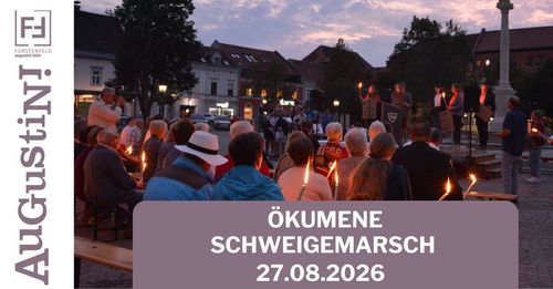 Eine Gruppe von Menschen mit brennenden Kerzen in einer Freiluftumgebung, möglicherweise ein Stadtplatz, mit Gebäuden und Bäumen im Hintergrund. Das Bild hat einen Wasserzeichen mit dem Text 'Ökumene Schweigemarsch 27.08.2026'.