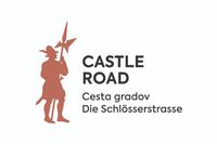 Das Logo zeigt eine mittelalterliche Figur, die eine Lanze hält und auf einer Straße steht, mit den Worten Castle Road und Cesta gradov in fetter schwarzer Schrift.
