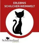 Ein rot-weißes Poster mit einer Silhouette einer sitzenden und nach vorne blickenden Katze. Der Text 'Erlebnis Schilcher-Weinwelt' steht oben in Fettdruck und 'Schilcherland' unten.