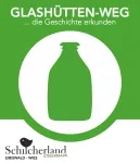 Ein Poster mit grünem Hintergrund und einer Flaschensilhouette in der Mitte. Unten steht der Text 'Glashutten-Weg... die Geschichte erkunden'. Unten befindet sich ein Logo mit dem Text 'Schiicherland' und 'BRONZ-MED'.
