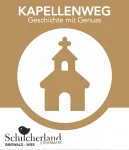 Ein beigefarbenes Poster zeigt eine Silhouette einer Kirche mit einem Kreuz auf der Spitze, mit dem Text 'KAPELLENWEG Geschichte mit Genuss' darüber und einem kleinen Logo eines Vogels unten.